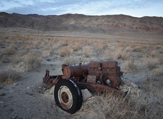 california/santa-clarita/landmark/old-car-home