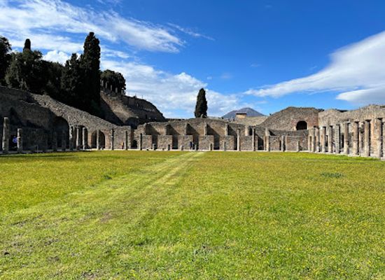 italy/pompeii/villa-of-the-mysteries/landmark/pompeii-ruins