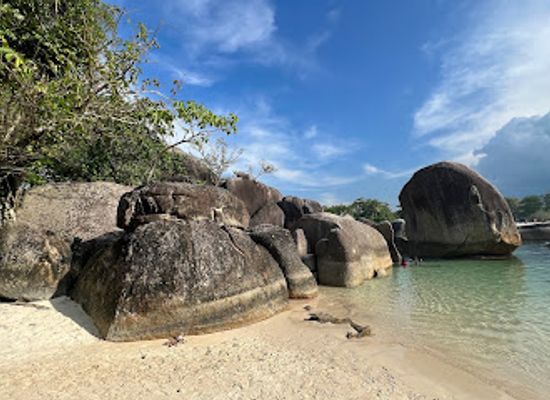 indonesia/bangka-belitung-islands/landmark/tanjung-tinggi-beach