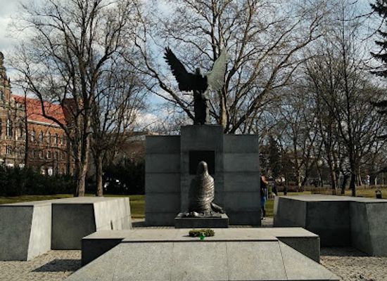 poland/wroclaw/srodmiescie/landmark/the-lower-silesian-family-of-katyn