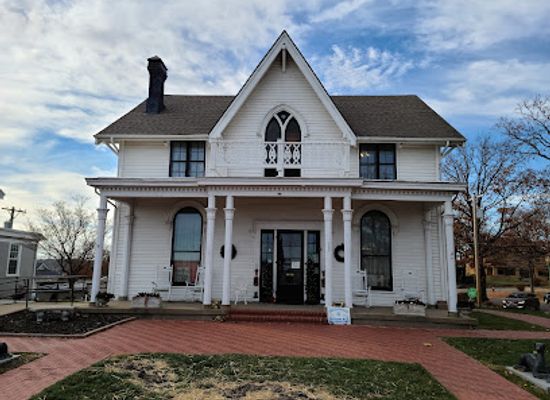 kansas/high-plains/landmark/amelia-earhart-birthplace-museum-ninety-nines