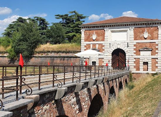 italy/verona/san-zeno/landmark/porta-san-zeno