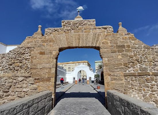 spain/cadiz/la-vina/landmark/puerta-de-la-caleta