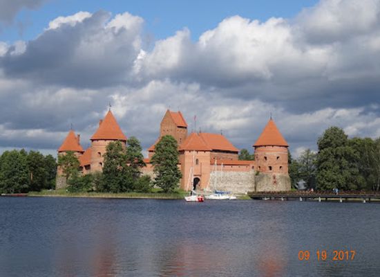 lithuania/trakai-island-castle/landmark/apvalaus-stalo-klubas-restaurant-and-hotel