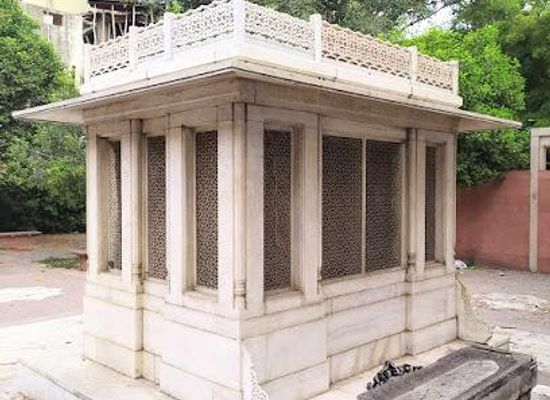 india/delhi/landmark/mazar-e-mirza-asad-ullah-khan-ghalib-tomb
