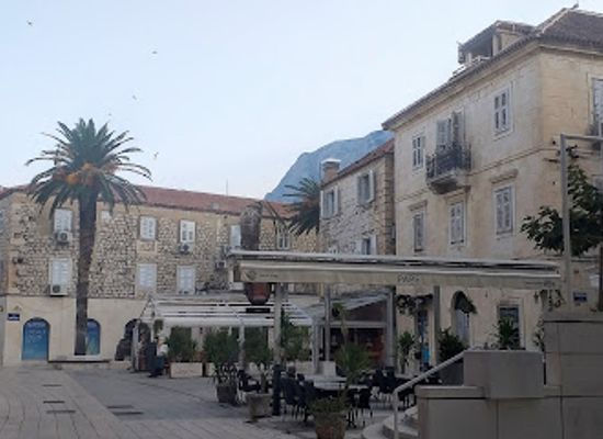 croatia/makarska/landmark/trg-tina-ujevica