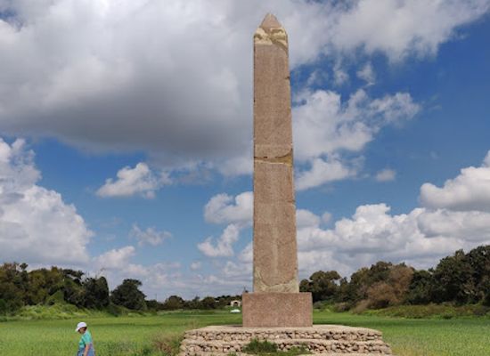 israel/caesarea/landmark/caesarea-obelisk