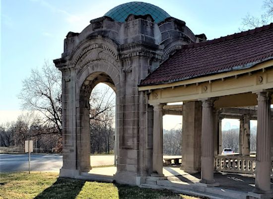 kansas/kansas-city/landmark/the-colonnade
