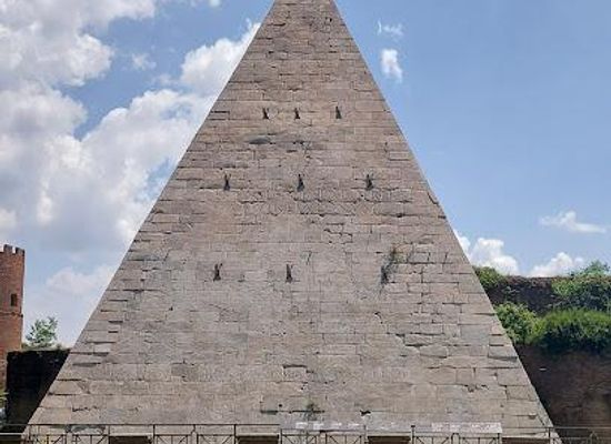 vatican-city/vatican-pinacoteca/landmark/pyramid-of-caius-cestius
