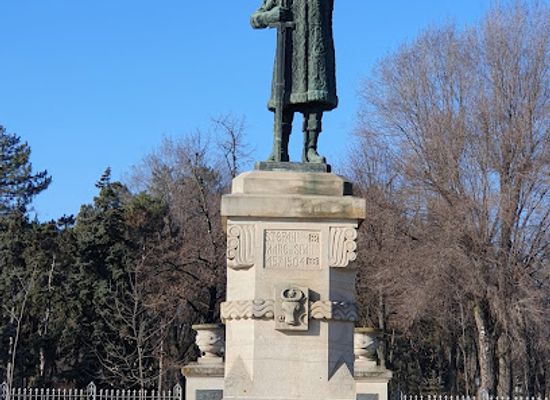 moldova/nistru-river/landmark/stephen-the-great-monument