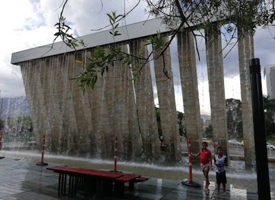 colombia/medellin/laureles/landmark/parque-de-los-pies-descalzos