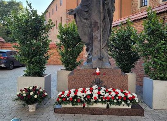 poland/krakow/landmark/monument-of-john-paul-ii