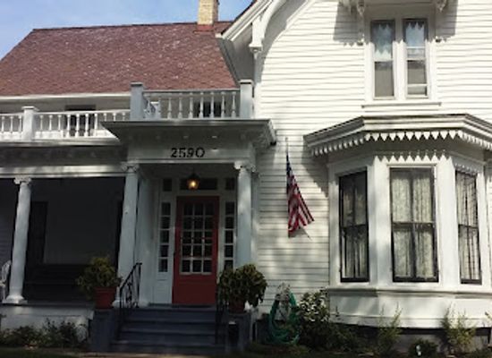 wisconsin/milwaukee/bay-view/landmark/beulah-brinton-historical-house-home-of-the-bay-view-historical-society