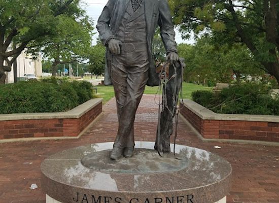 oklahoma/prairie-plains/landmark/james-garner-statue