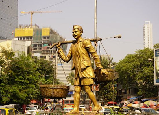 india/mumbai/dadar/landmark/farmer-statue-near-dadar-east-west-bridge
