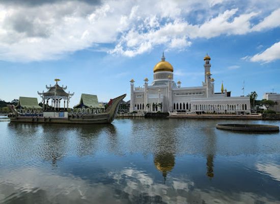 brunei/sungai-liang/landmark/billionth-barrel-monument