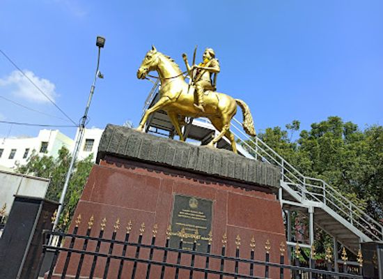 india/tamil-nadu/landmark/dheeran-chinnamalai-gounder-statue