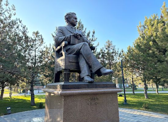 uzbekistan/tashkent/landmark/statue-of-oybek