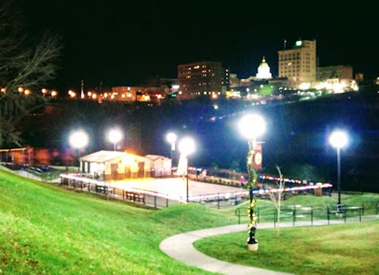 west-virginia/fairmont/landmark/yann-s-hot-dog-stand