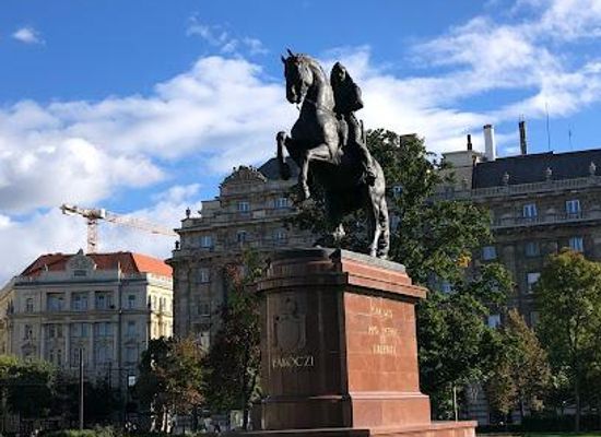 hungary/vac/landmark/ii-rakoczi-ferenc-equestrian-statue