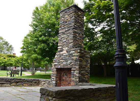 rhode-island/newport-county/landmark/queen-anne-square