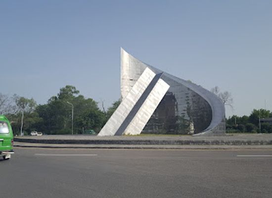 pakistan/islamabad/landmark/crescent-star-monument