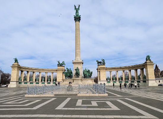hungary/csallokoz/landmark/heroes-square