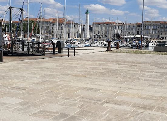 france/la-rochelle/grosse-horloge/landmark/la-rochelle-feu-posterieur