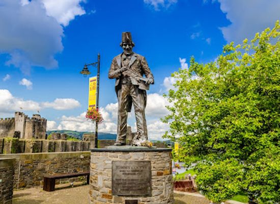 united-kingdom/gwent/landmark/tommy-cooper-statue