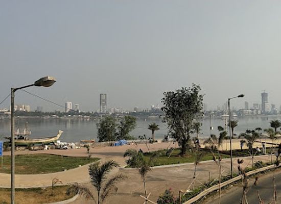 india/mumbai/bandra/landmark/india-flag