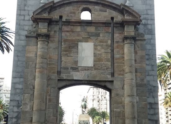 uruguay/central-region/landmark/al-pie-de-la-muralla