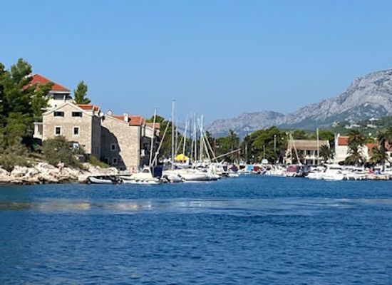 croatia/makarska-riviera/landmark/monument-to-a-tourist
