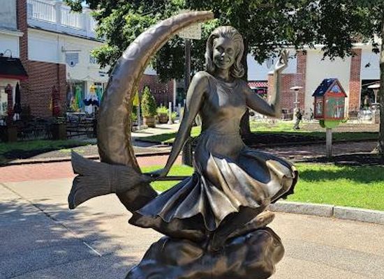 kansas/lawrence/landmark/bewitched-sculpture