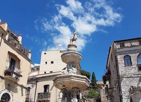 italy/taormina/landmark/piazza-duomo