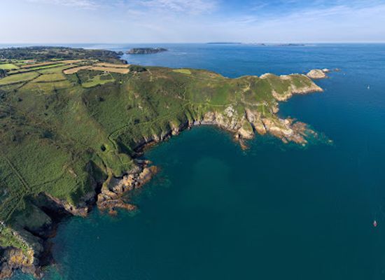 guernsey/jerbourg-point/landmark/eperquerie-landing