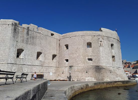 croatia/dubrovnik/ploce/landmark/buza-na-lokrumu