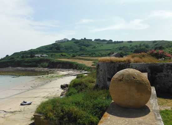 guernsey/perelle-bay/landmark/longis-beach
