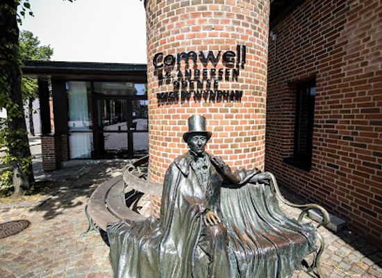 denmark/odense/landmark/andersen-on-the-bench