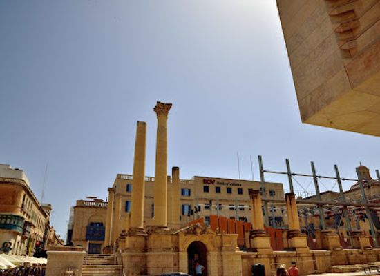 malta/valletta/landmark/pjazza-teatru-rjal
