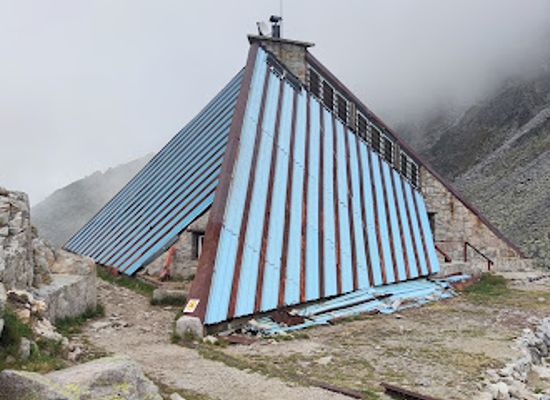 bulgaria/rila-mountain/landmark/ledenoto-ezero-shelter