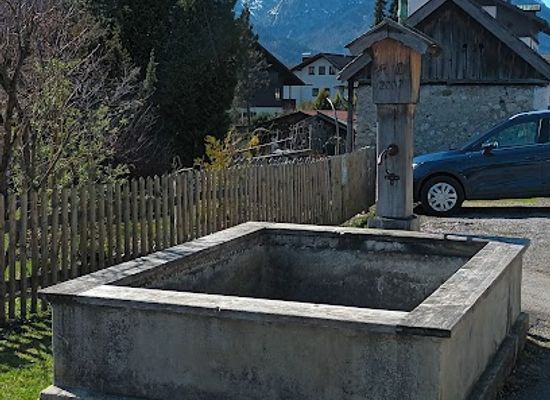 germany/zugspitze/landmark/brunnen-blick-auf-zugspitze