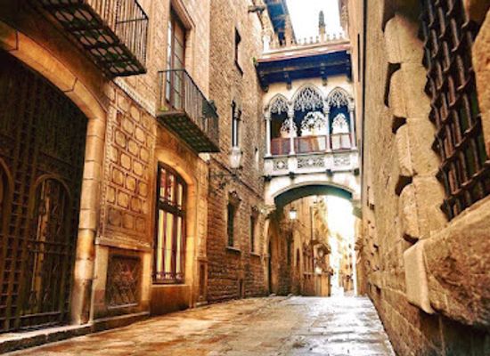 spain/barcelona/gothic-quarter/landmark/el-pont-del-bisbe
