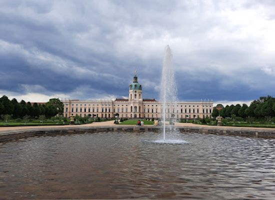 germany/berlin/charlottenburg/landmark/schlossbrunnen