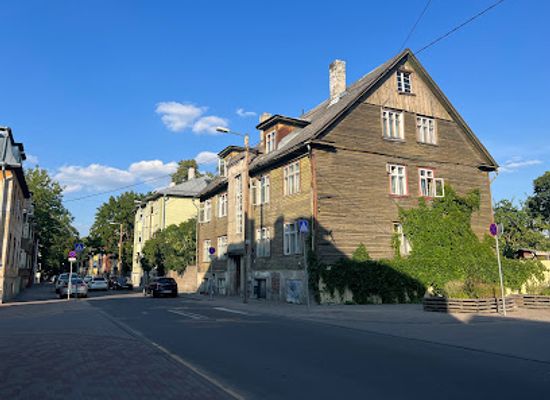 estonia/tallinn/kalamaja/landmark/street-with-old-traditional-wooden-houses
