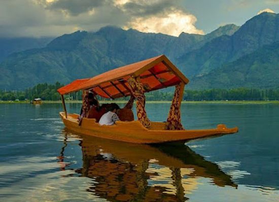 india/kashmir-valley/landmark/shikara-ride