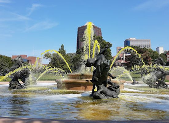 kansas/kansas-city/landmark/fountain-in-mill-creek-park