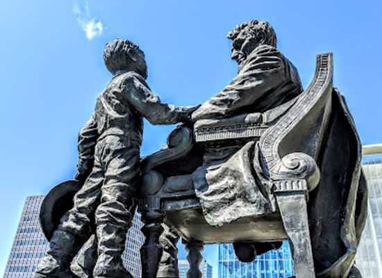 kansas/kansas-city/landmark/abraham-lincoln-and-tad-statue
