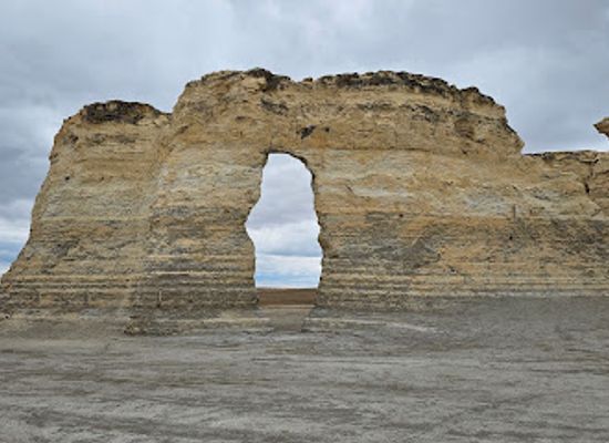 kansas/high-plains/landmark/monument-rocks