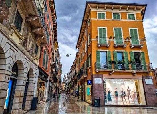 italy/verona/landmark/via-giuseppe-mazzini