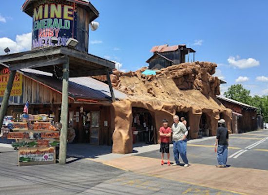 tennessee/pigeon-forge/landmark/pigeon-forge-gem-mine